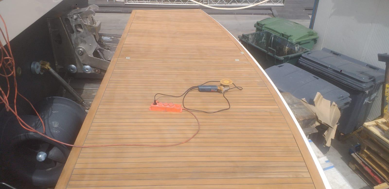 Canados 110 model teknenin teak güverte çalışmasından atölye hazırlığı